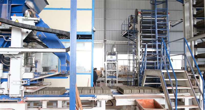 Ένα μηχάνημα, πολλά τούβλα, εξοικονόμηση ενέργειας και μείωση του άνθρακα, το μοντέλο QGM Zenith 15 δημιουργεί ένα 