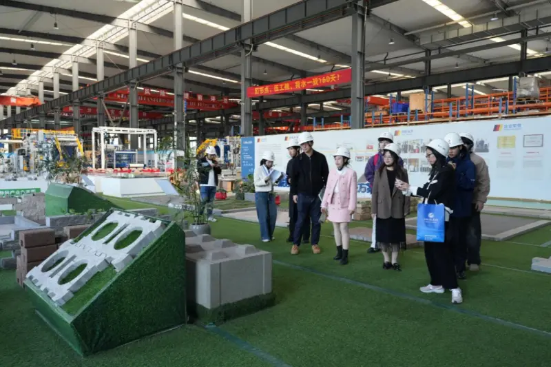 Εστιάζοντας στις ανάγκες ανάπτυξης στο εξωτερικό, η Quangong Machinery Co., Ltd. συνεργάζεται με το Πανεπιστήμιο Ξένων Σπουδών και Εμπορίου Fuzhou για την καλλιέργεια ταλέντων με διεθνή προσανατολισμό.